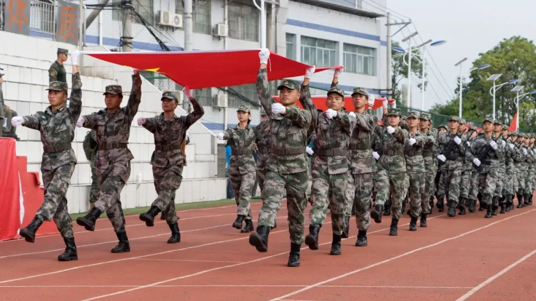 飒爽英姿，青春启航｜我校顺利举行2023级新生军训汇报暨表彰大会